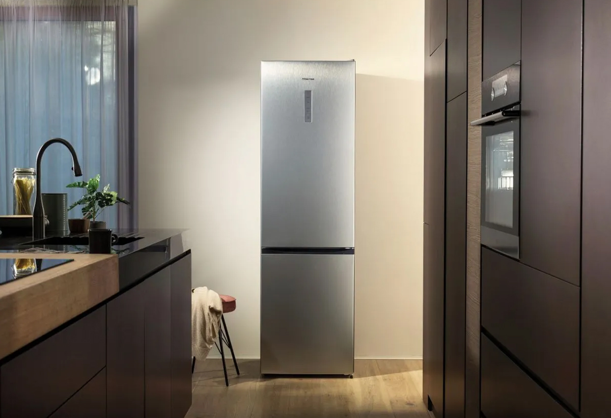 Απεικονίζεται το ψυγείο σε κουζίνα.